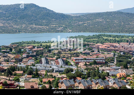 Ansichten des Manzanares el Real aus La Pedriza, Berge der Sierra de Guadarrama, Madrid, Spanien Stockfoto