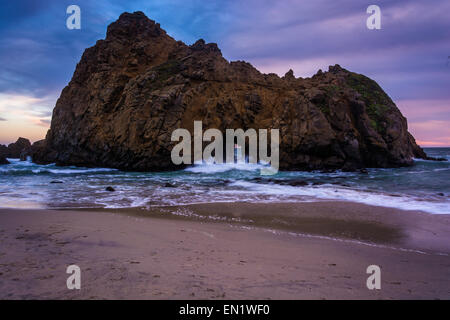 Das Schlüsselloch Rock bei Sonnenuntergang am Pfeiffer Beach in Big Sur, Kalifornien. Stockfoto