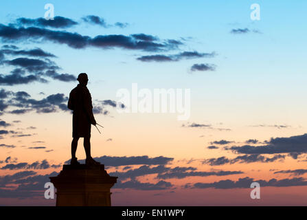 Captain Cook Memorial statue am West Cliff mit Blick auf Stadt und Hafen von Whitby, North Yorkshire, England, Großbritannien, Stockfoto