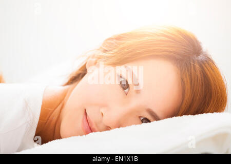 Attraktive junge schöne Frau Waking Up In Bed Stockfoto