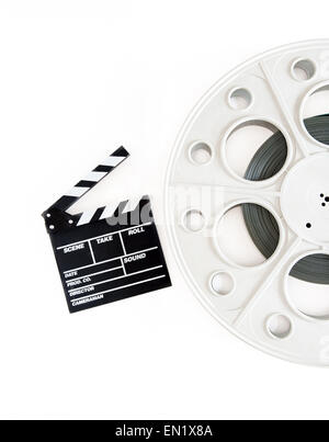 Original Vintage großer Film Reel für 35 mm-Kino-Projektor mit Film, mit Klappe auf weißem Hintergrund geladen Stockfoto