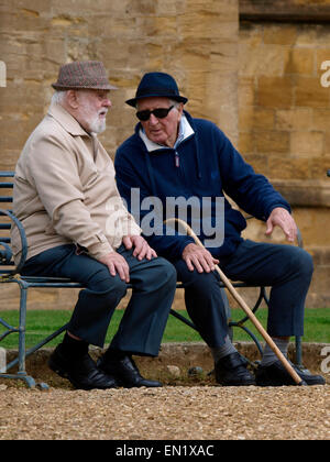 Zwei alte Männer saßen auf einer öffentlichen Bank, Sherborne, UK Stockfoto