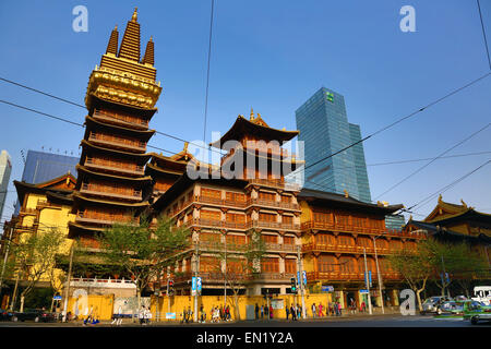 Gold-Turm auf dem Jing'an buddhistischen Tempel auf West Nanjing Road in Jingan, Shanghai, China Stockfoto