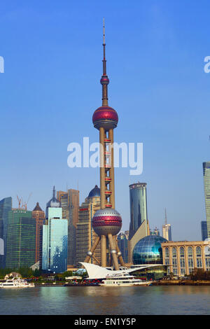 Der Oriental Pearl TV Tower in Pudong, Shanghai, China Stockfoto