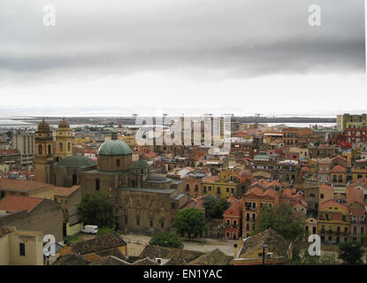 Von Cagliari Skyline mit Gebäuden, Hafen, Meer und düsteren grauen bewölktem Himmel in Sardinien Stockfoto