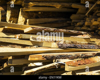 24. April 2015 - Stack der Kiefer Bretter Fetzen © Igor Golovniov/ZUMA Draht/Alamy Live News Stockfoto