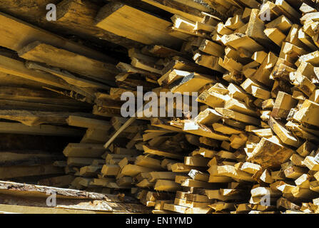 24. April 2015 - Stack der Kiefer Bretter Fetzen © Igor Golovniov/ZUMA Draht/Alamy Live News Stockfoto