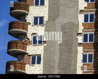 24. April 2015 - Wärmedämmung von einem Mehrfamilienhaus Platten hergestellt aus Polyurethan (Credit-Bild: © ZUMA Draht) Stockfoto