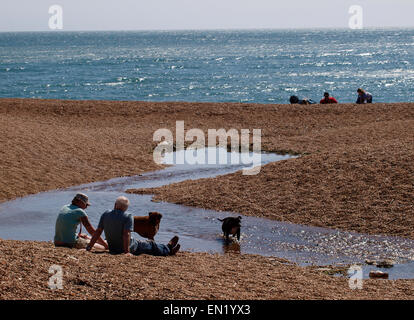 Menschen, die genießen eines sonnigen Tages am Strand, einladendsten, Dorset, Großbritannien Stockfoto