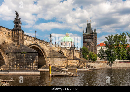 Blick auf die Karlsbrücke über die Moldau in Prag, Tschechische Republik. Stockfoto