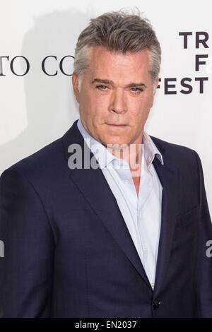 New York, NY, USA. 25. April 2015. Ray Liotta im Ankunftsbereich für Tribeca Film Festival CLOSING NIGHT, 25. Jahrestag der GOODFELLAS, Co-gesponsert von Infor und Roberto Coin, The Beacon Theatre, New York, NY 25. April 2015. Bildnachweis: Patrick Cashin/Everett Collection/Alamy Live-Nachrichten Stockfoto
