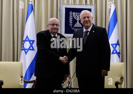 Jerusalem, Israel. 26. April 2015. Präsident des Staates Israel, REUVEN RIVLIN (R), schüttelt Hände und armenischen Konsul in Israel, TSOLAG MOMJIAN (L), bei einem Treffen in der Residenz des Präsidenten begrüßt. Der Präsident veranstaltete den Konsul, armenischer Patriarch in Jerusalem, Manougian und Führer der armenischen Gemeinschaft zur Schaffung eines offiziellen israelischen Gedenktag des Völkermords an den Armeniern, anlässlich der Hundertjahrfeier der Ereignisse diskutieren. Stockfoto