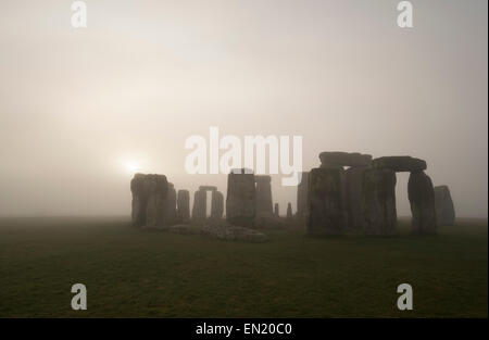 Dämmerung und Nebel in Stonehenge, prähistorische Monument von stehenden Steinen, Wiltshire, England. UNESCO-Weltkulturerbe. Stockfoto