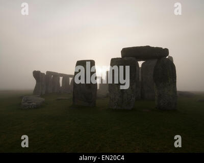 Dämmerung und Nebel in Stonehenge, prähistorische Monument von stehenden Steinen, Wiltshire, England. UNESCO-Weltkulturerbe. Stockfoto