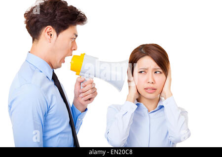 Geschäftsmann, Geschäftsfrau anschreien mit Megaphon Stockfoto
