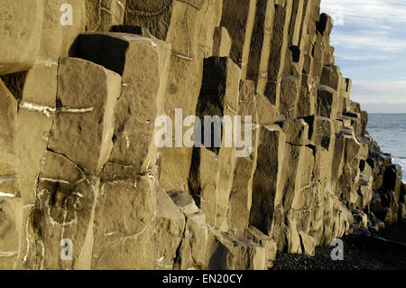 Basaltsäulen am Reynisfjara schwarzen Kiesstrand Stockfoto