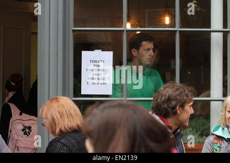 London, UK. 26. April 2015. Ein Schild an einem Geschäft in Greenwich vor dem Marathon laufen. Hunderte bereiten Sie verpflichten sich, die 26 Meile laufen von der jährlichen London Marathon.The 3 5 th London-Marathon wird gesponsert von Virgin Money und hält den Guinness-Weltrekord als die größte jährliche Fundraising-Veranstaltung der Welt. Streckenrekorde sind 02:04:29 (2014) Wilson Kipsang und für die Frau: 02:15:25 (2003) Paula Radcliffe. Foto: David Mbiyu Credit: David Mbiyu/Alamy Live-Nachrichten Stockfoto