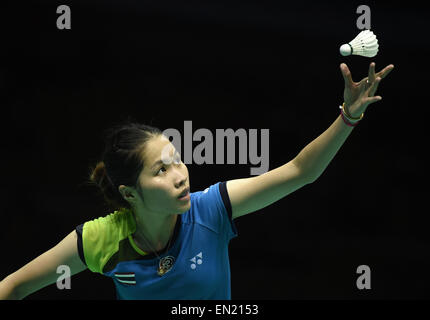 Wuhan. 26. April 2015. Ratchanok Intanon von Thailand dient während der Frauen-Einzel-Finale der Dong Feng Citroen Badminton Asia Championships 2015 in Wuhan, China am 26. April 2015. Ratchanok Intanon behauptete den Titel durch besiegen Li Xuerui von China im Finale. © Cheng Min/Xinhua/Alamy Live-Nachrichten Stockfoto