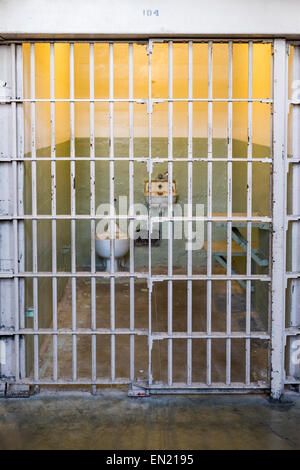 Innenansicht Alcatraz Justizvollzugsanstalt Gefängniszelle zeigt minimale Ausstattung Stockfoto