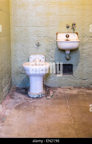 Innenansicht Alcatraz Justizvollzugsanstalt Gefängniszelle zeigt minimale Ausstattung Stockfoto