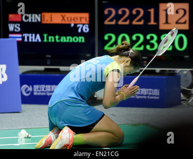 Wuhan, China. 26. April 2015. Ratchanok Intanon von Thailand feiert nach dem Frauen-Einzel-Finale der Dong Feng Citroen Badminton Asia Championships 2015 in Wuhan, China, am 26. April 2015. Ratchanok Intanon behauptete den Titel durch besiegen Li Xuerui von China im Finale. © Cheng Min/Xinhua/Alamy Live-Nachrichten Stockfoto