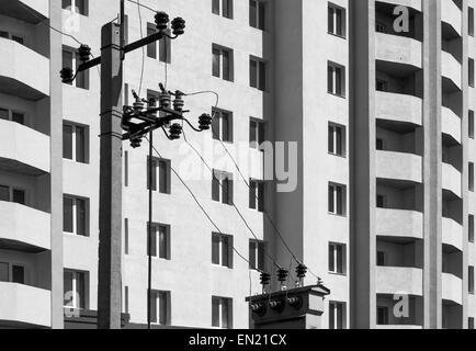 24. April 2015 - Umspannwerk macht auf Grund eines Mehrfamilienhauses im Bau (Credit-Bild: © Igor Golovniov/ZUMA Draht) Stockfoto