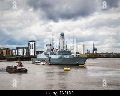 Greenwich, London, UK, 26. April 2015. Die Royal Navy HMS Defender ist in der Themse bei Greenwich festgemacht. Sie ist die fünfte von der Marine Art 45 Zerstörer und kehrte aus ihren ersten Einsatz im Nahen Osten im Dezember 2014. Dieses Wochenende gibt es öffentliche Führungen. Stockfoto