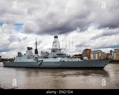 Greenwich, London, UK, 26. April 2015. Die Royal Navy HMS Defender ist in der Themse bei Greenwich festgemacht. Sie ist die fünfte von der Marine Art 45 Zerstörer und kehrte aus ihren ersten Einsatz im Nahen Osten im Dezember 2014. Dieses Wochenende gibt es öffentliche Führungen. Bildnachweis: Eden Breitz/Alamy Live-Nachrichten Stockfoto