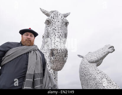 Schottische Mann besuchen die Kelpies, 30 Meter hohen Roß Skulpturen von Andy Scott. Falkirk, Schottland Stockfoto