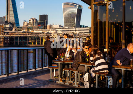 Büroangestellte entspannen und Trinken des Gründers Arms Pub am Flussufer, London, England Stockfoto
