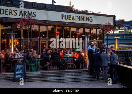 Büroangestellte entspannen und Trinken des Gründers Arms Pub am Flussufer, London, England Stockfoto