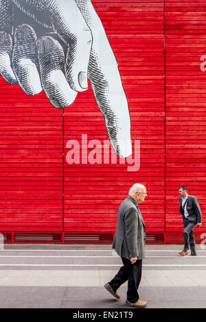 Ein älterer Mann geht unter einer Cartoon-Finger außerhalb der National Gallery, South Bank, London, England Stockfoto