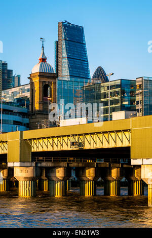 Cannon Street Railway Bridge und die Skyline der City of London, London, England Stockfoto