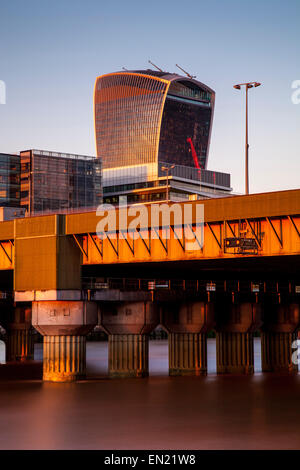 Cannon Street Railway Bridge und die Skyline der City of London, London, England Stockfoto