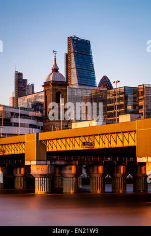 Cannon Street Railway Bridge und die Skyline der City of London, London, England Stockfoto