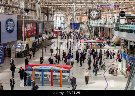 Die Bahnhofshalle an der Waterloo Station, London, England Stockfoto