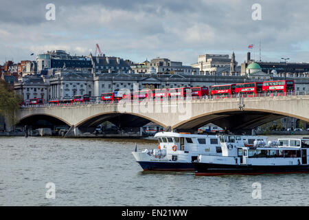 Ikonische London Red Busse Kreuzung Waterloo Bridge, London, England Stockfoto