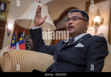 Kuala Lumpur. 23. April 2015. Foto aufgenommen am 23. April 2015 zeigt Idris Haron, Hauptminister von Malakka, erhält ein exklusives Interview von Xinhua in Malacca, Malaysia. Der China-led "Silk Road Economic Belt" und "21st Century Maritime Seidenstraße"-Initiativen, auch bekannt als "Gürtel und Straße", böte mehr Chancen für Malakka, seine Wirtschaft zu fördern, sagte Idris Haron. © He Jingjia/Xinhua/Alamy Live-Nachrichten Stockfoto