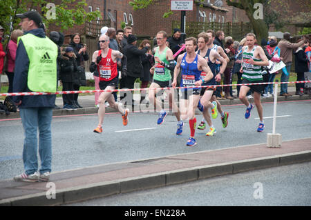 Läufer nehmen an den Straßen von London bis 2016 Jungfrau Geld London Marathon teilzunehmen Stockfoto