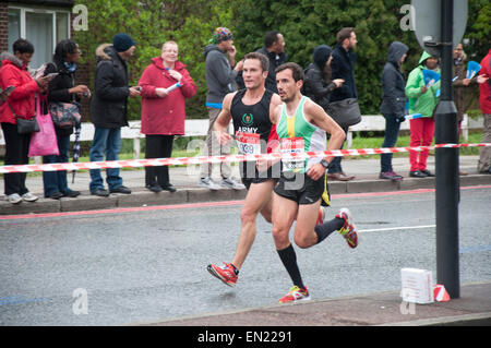 Läufer nehmen an den Straßen von London bis 2016 Jungfrau Geld London Marathon teilzunehmen Stockfoto