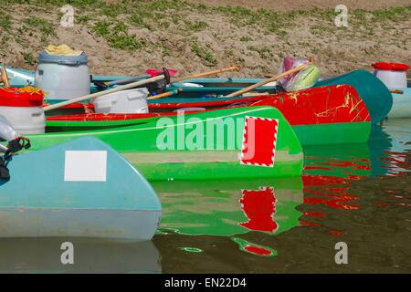 Kanus am Ufer Stockfoto