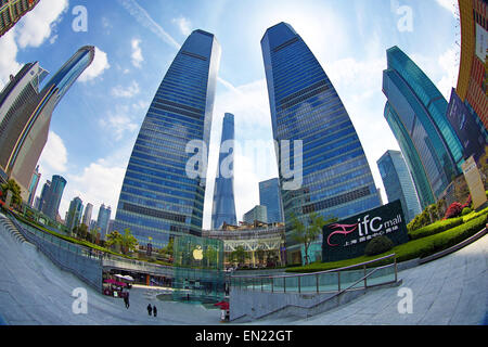 City Skyline der Wolkenkratzer von der IFC Mall Shopping Centre in Lujiazui in Pudong, Shanghai, China Stockfoto