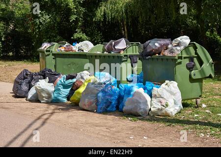 Mülltonnen voll, überfüllt Stockfoto