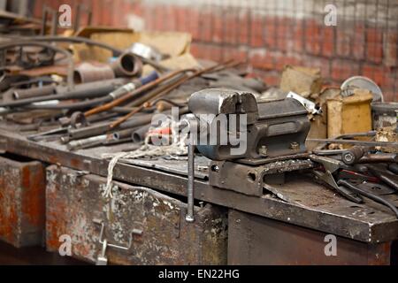 Werkstatt-Tisch mit Schraubstock Stockfoto