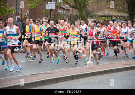 Läufer nehmen an den Straßen von London bis 2016 Jungfrau Geld London Marathon teilzunehmen Stockfoto