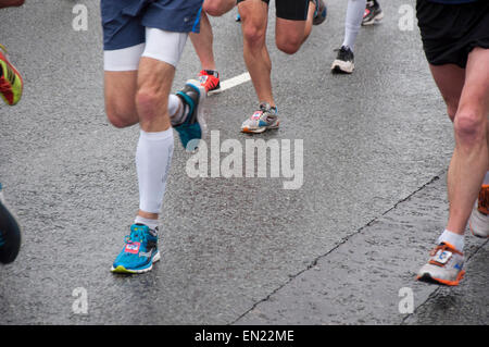 Läufer nehmen an den Straßen von London bis 2016 Jungfrau Geld London Marathon teilzunehmen Stockfoto