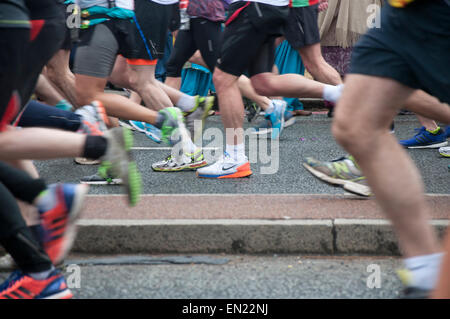 Läufer nehmen an den Straßen von London bis 2016 Jungfrau Geld London Marathon teilzunehmen Stockfoto