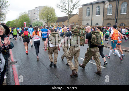 Läufer nehmen an den Straßen von London bis 2016 Jungfrau Geld London Marathon teilzunehmen Stockfoto