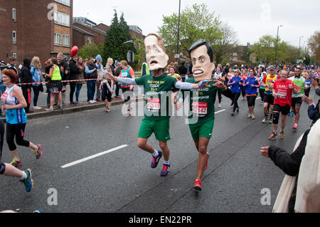 Läufer nehmen an den Straßen von London bis 2016 Jungfrau Geld London Marathon teilzunehmen Stockfoto