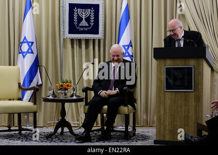 Jerusalem, Israel. 26. April 2015. Armenische Konsul in Israel, TSOLAG MOMJIAN (R), befasst sich mit den Präsidenten des Staates Israel, REUVEN RIVLIN (L), bei einem Treffen in der Residenz des Präsidenten. Der Präsident veranstaltete den Konsul, armenischer Patriarch in Jerusalem, Manougian und Führer der armenischen Gemeinschaft zur Schaffung eines offiziellen israelischen Gedenktag des Völkermords an den Armeniern, anlässlich der Hundertjahrfeier der Ereignisse diskutieren. Stockfoto